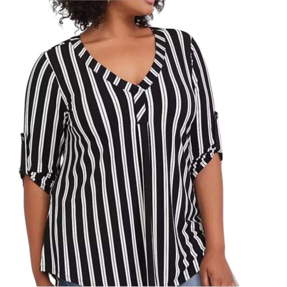 🔥Host Pick 🔥Torrid black/white vertical striped top size 2-2X/18-20